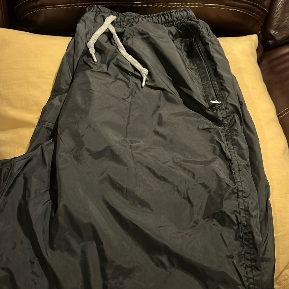 Nike windbreaker lined pants with drawstring and zip up pockets and pant opening